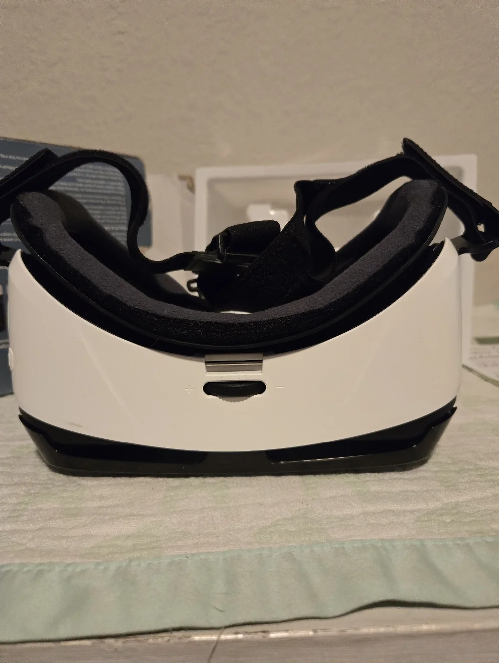 Samsung Gear VR Headset - White and Black Front